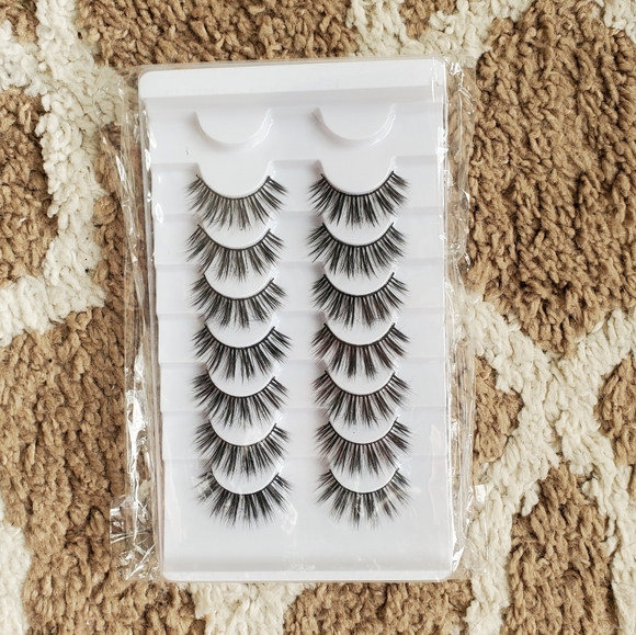 SOLD Natural false eyelashes - Picture 2 of 3
